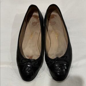 CHANEL Black Leather Ballet Flats with Logo Detail size 36.5